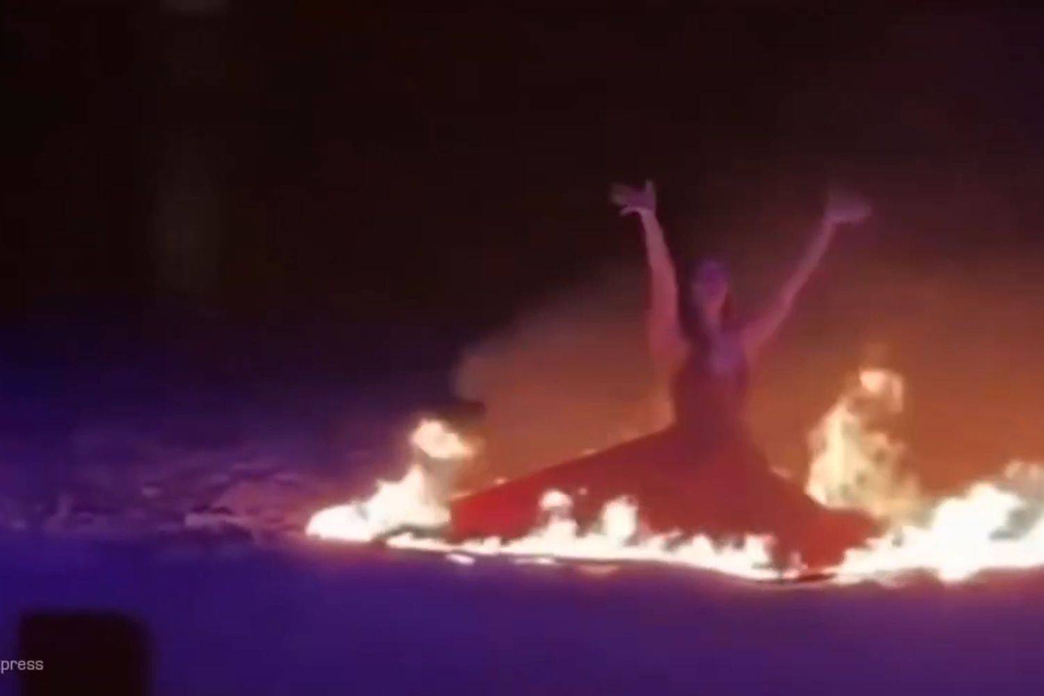 Dançarina pega fogo na China e tem que pular em rio para se salvar