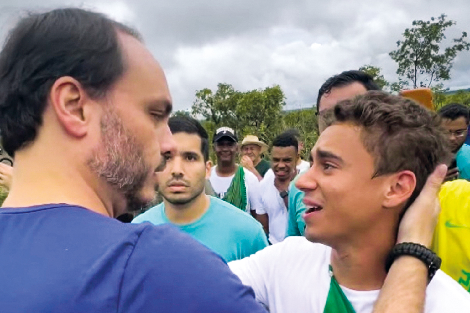 DESCONTROLE -&ensp;Carlos (&agrave; esq.) e Nikolas: o filho do ex-presidente e o deputado t&ecirc;m trocado sopapos virtuais