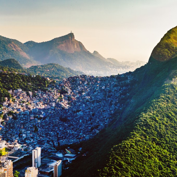 Tour em favelas com uso de drones cresce no Rio, destino em alta na Páscoa