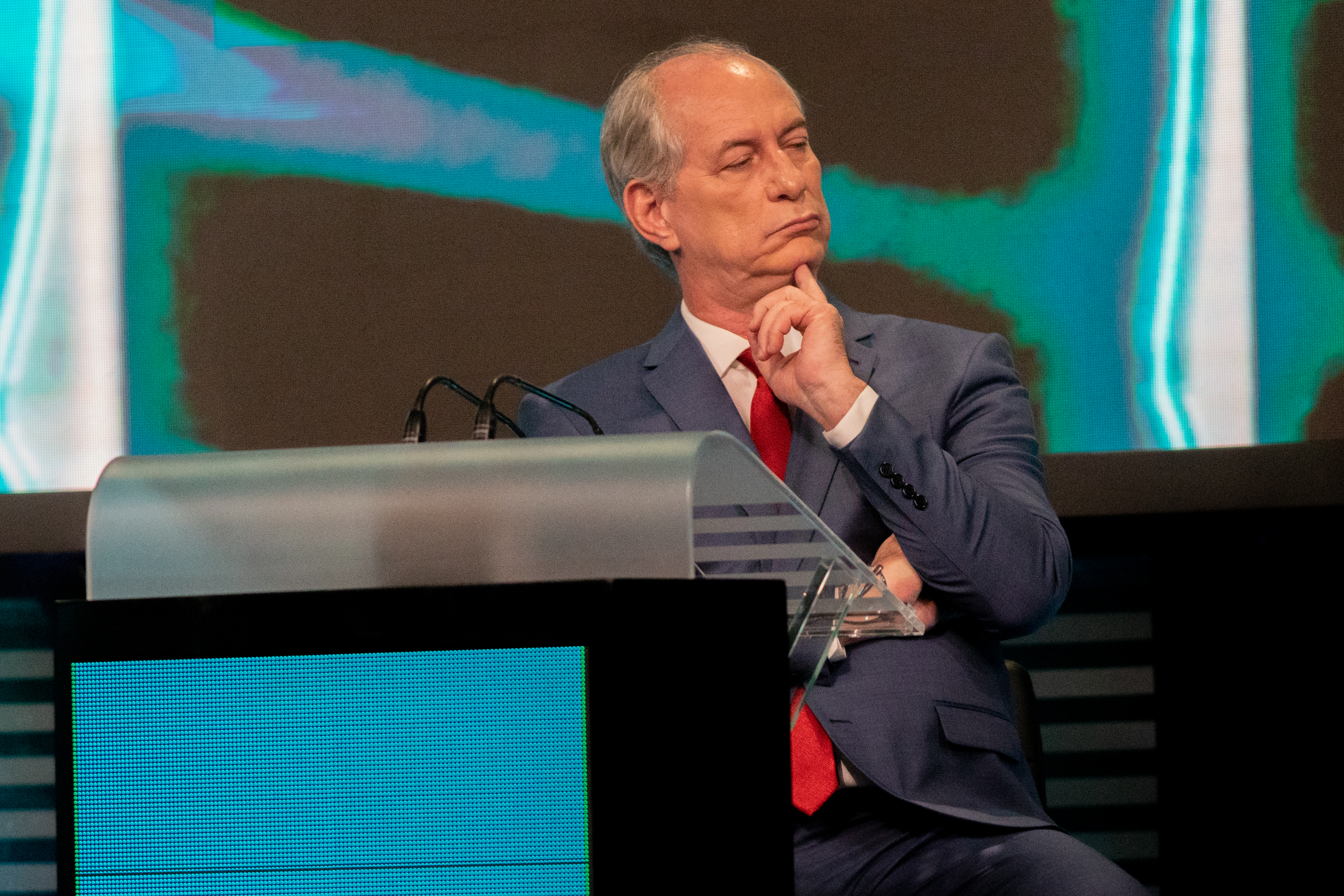 A reação de Ciro ao ser convidado por Aécio para ser candidato à presidência da República