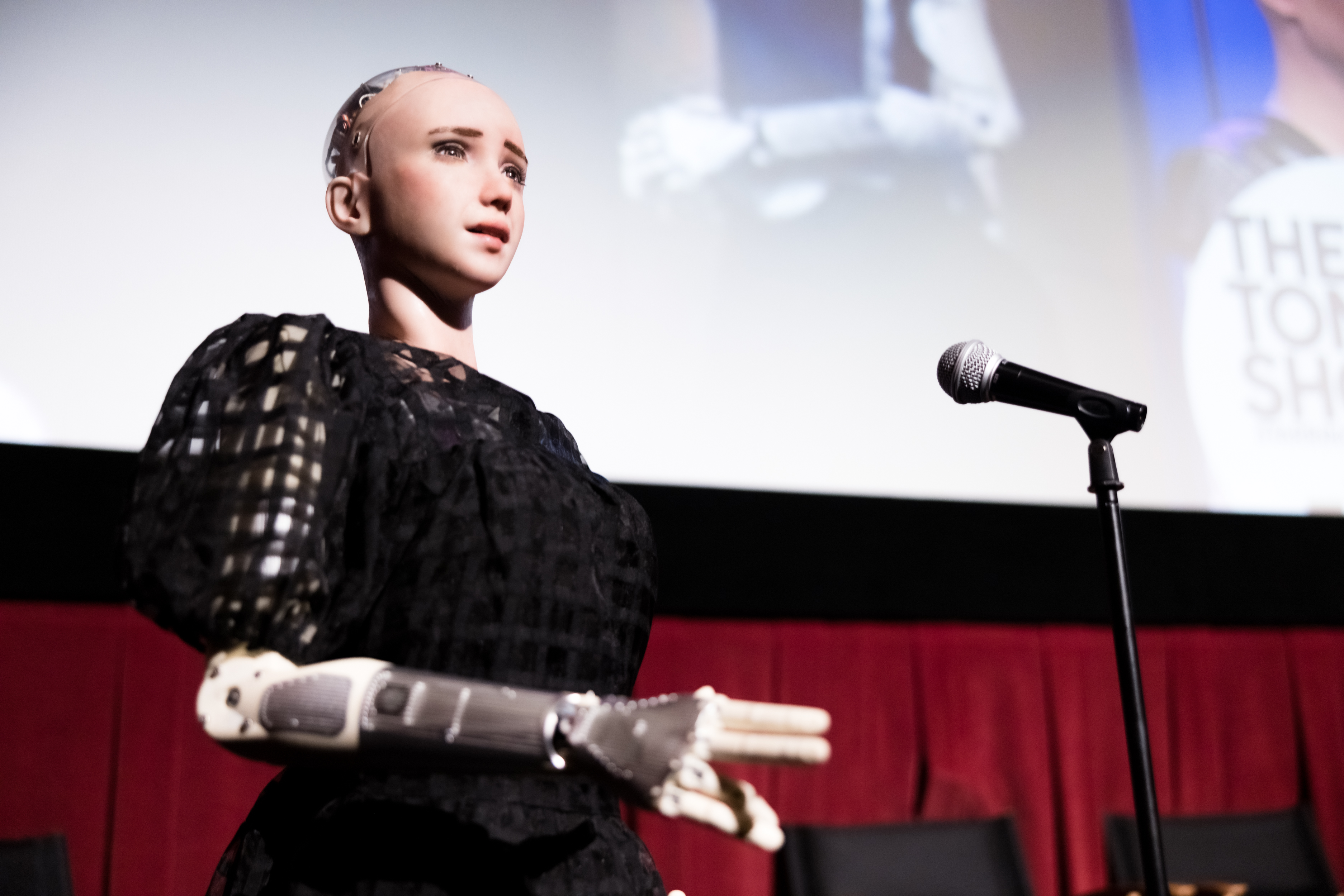 VÍDEO: robô humanoide canta em apresentação de música clássica em Hong Kong