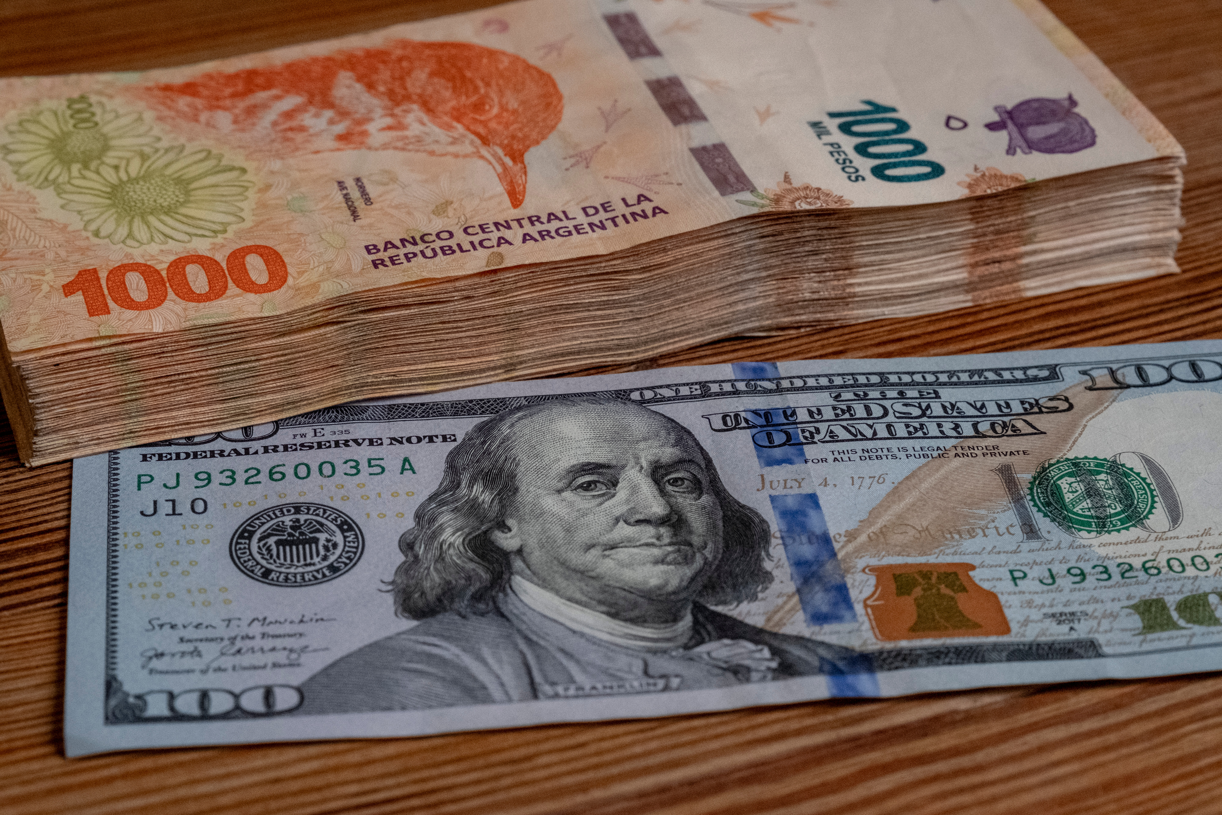 Argentina anuncia novas regras que dificultam operações de retirada de dólares