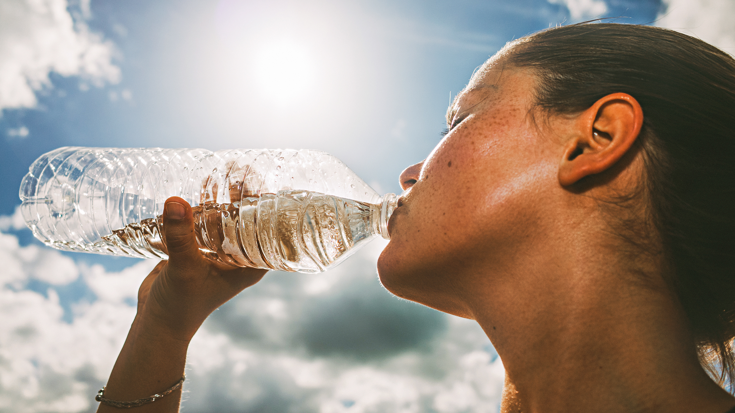 HIDRATAÇÃO - Fator protetor: não importa o clima, beber água é uma das medidas que resguardam a integridade do órgão