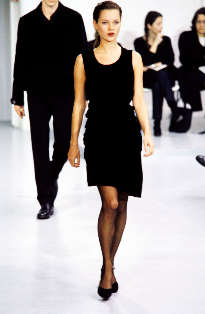 Kate Moss desfila para Helmut Lang em 1997: uma das defensoras do modelo