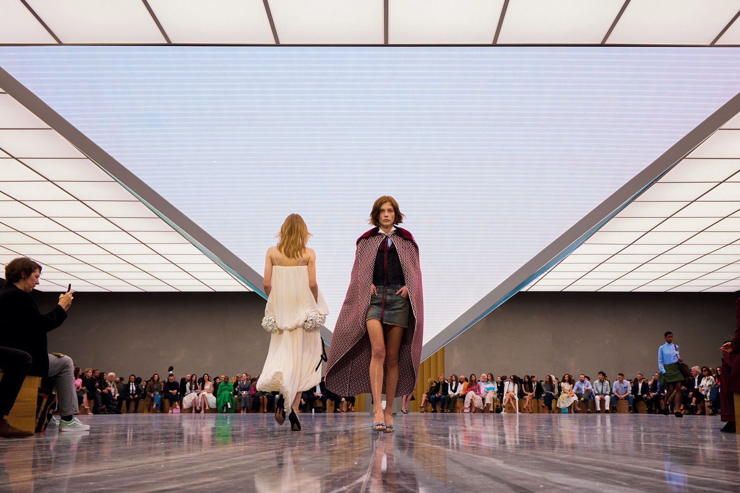 POESIA EM DESFILE -&ensp;Modelitos da Dior por Jonathan Anderson: boinas e capas ao estilo dos temas de Jane Austen