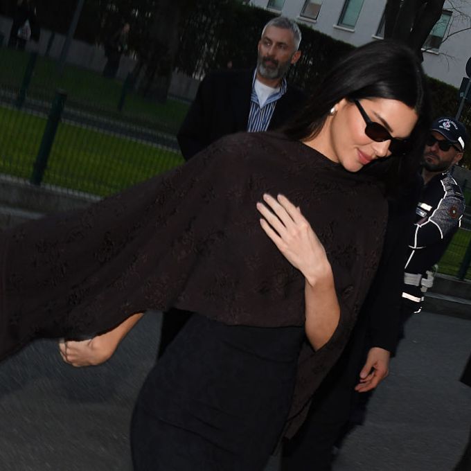 Kendall Jenner, Gucci e os novos códigos de desejo do vestido midi 90´s
