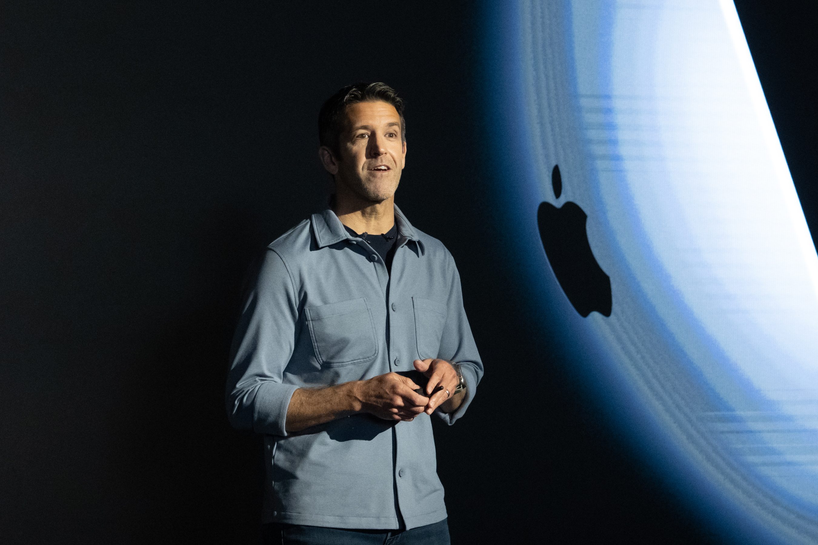 Apple anuncia John Ternus como novo CEO; Tim Cook vai para o conselho
