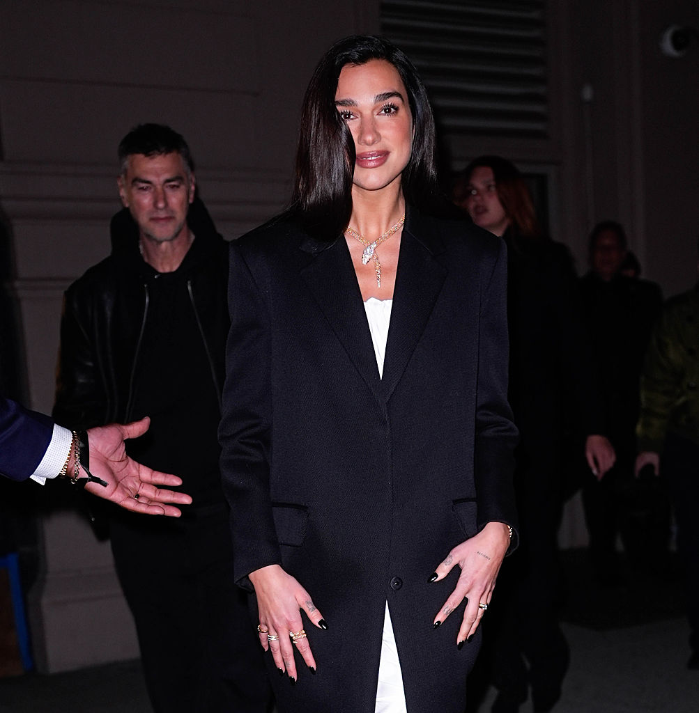 Dua Lipa em Nova York: sofistica&ccedil;&atilde;o em unhas impec&aacute;veis