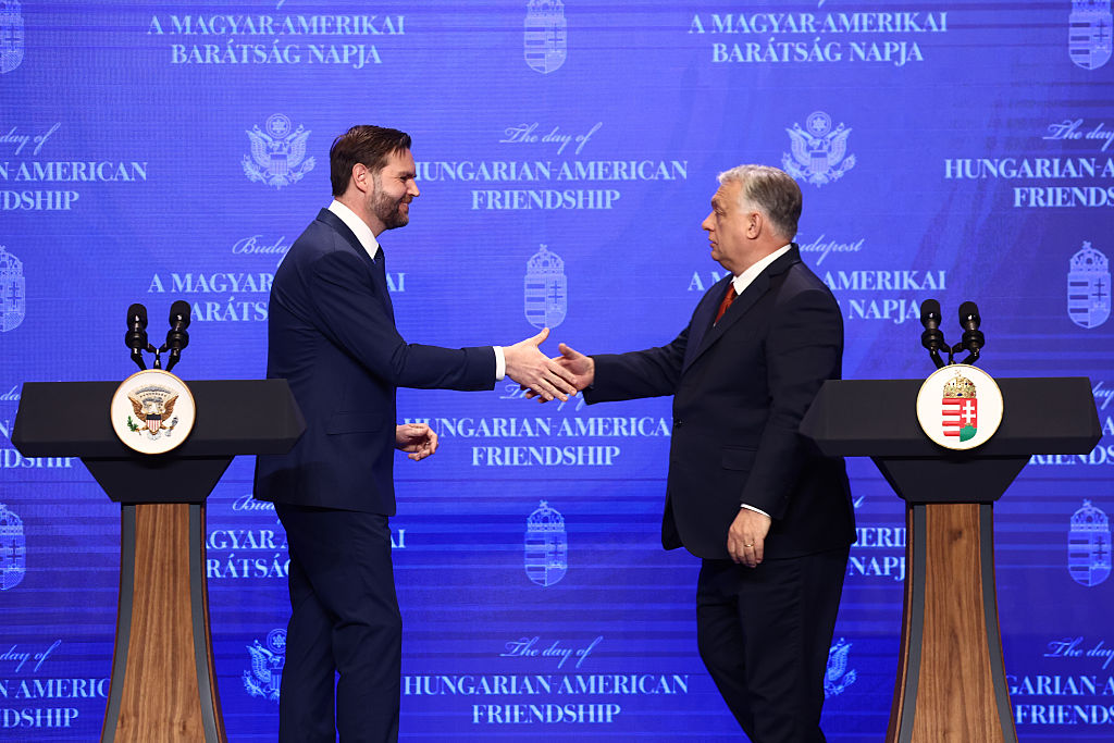 Vice de Trump viaja à Hungria para dar apoio ao aliado Orbán em eleição acirrada