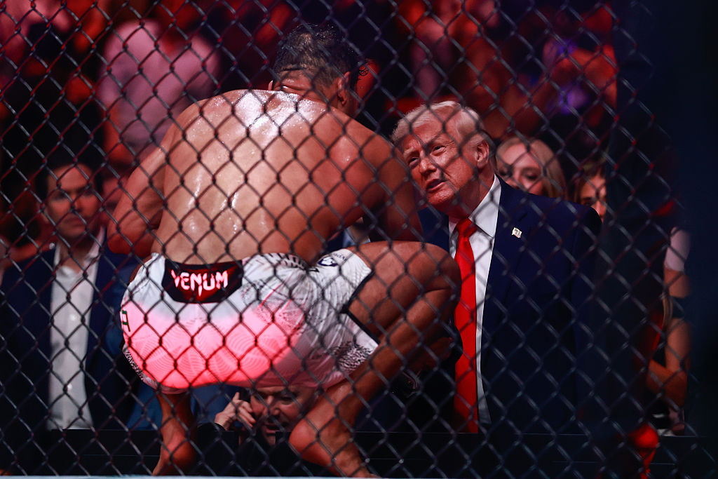Onde estava Trump durante as negociações entre EUA e Irã? No UFC, em Miami