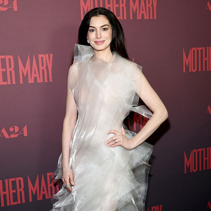 O código fashion de Anne Hathaway, muito além de ‘O Diabo Veste Prada’