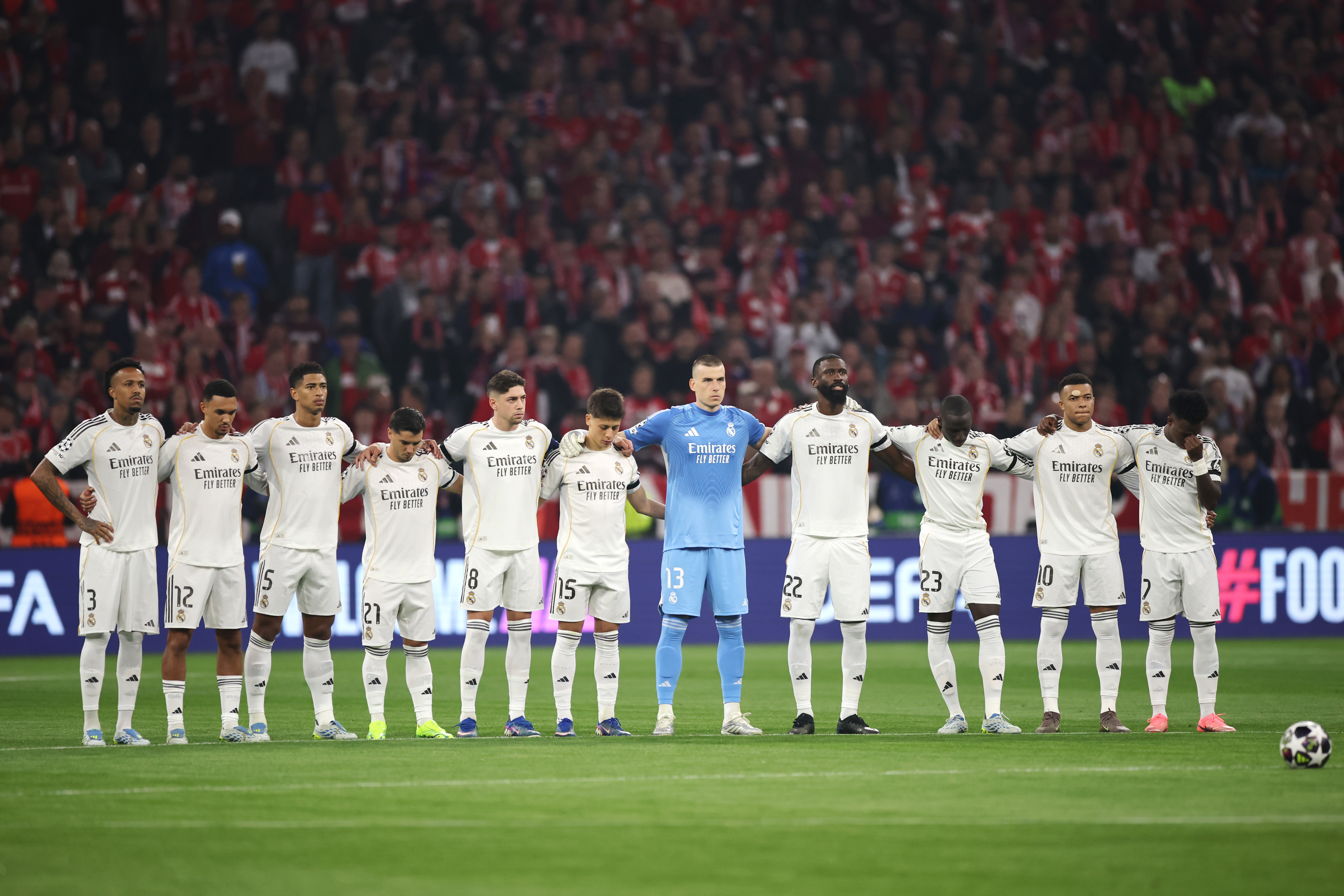 MUNICH, GERMANY - APRIL 15: Real Madrid players take part in a minute's silence in memory of Jose Emilio Santamaria prior to the UEFA Champions League 2025/26 Quarter-Final Second Leg match between FC Bayern München and Real Madrid CF at Football Arena Munich on April 15, 2026 in Munich, Germany. (Photo by Stuart Franklin - UEFA/UEFA via Getty Images)