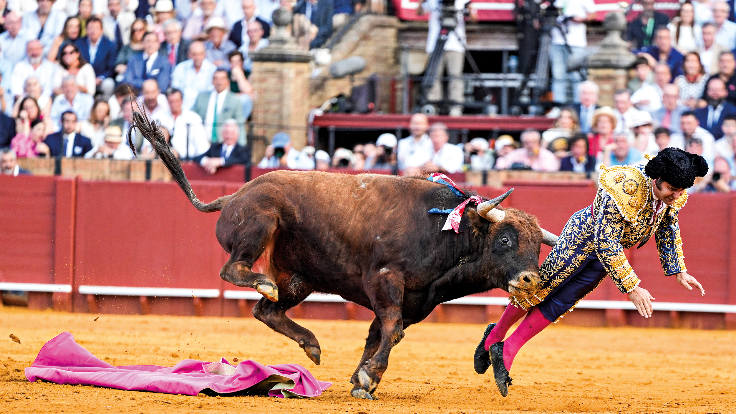 DOLOROSO - Flagrante do momento em que Clandestino atinge Morante: comoção que dividiu o público