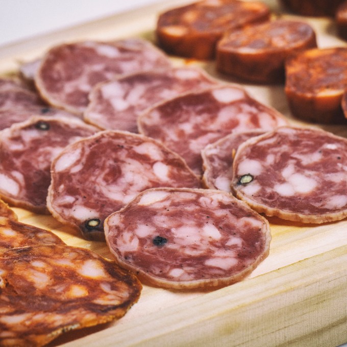 Bacon, presunto, salame e afins: quais componentes dos embutidos podem contribuir para o câncer?