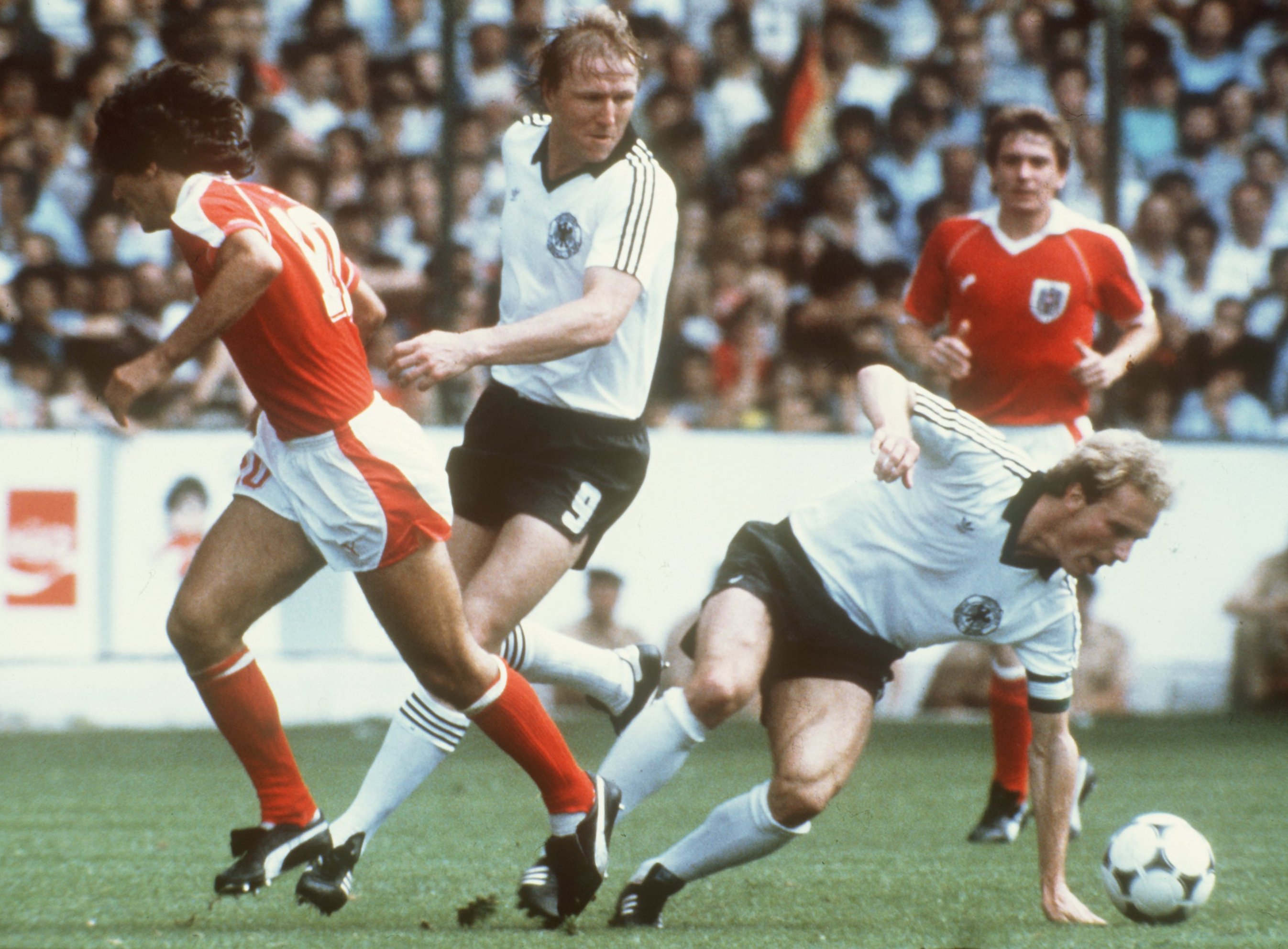 Horst Hrubesch e Karl-Heinz Rummenigge, da Alemanha, Austrian Reinhold Hintermaier e Bernd Krauss, da &Aacute;ustria, em partida da Copa do Mundo de 1982