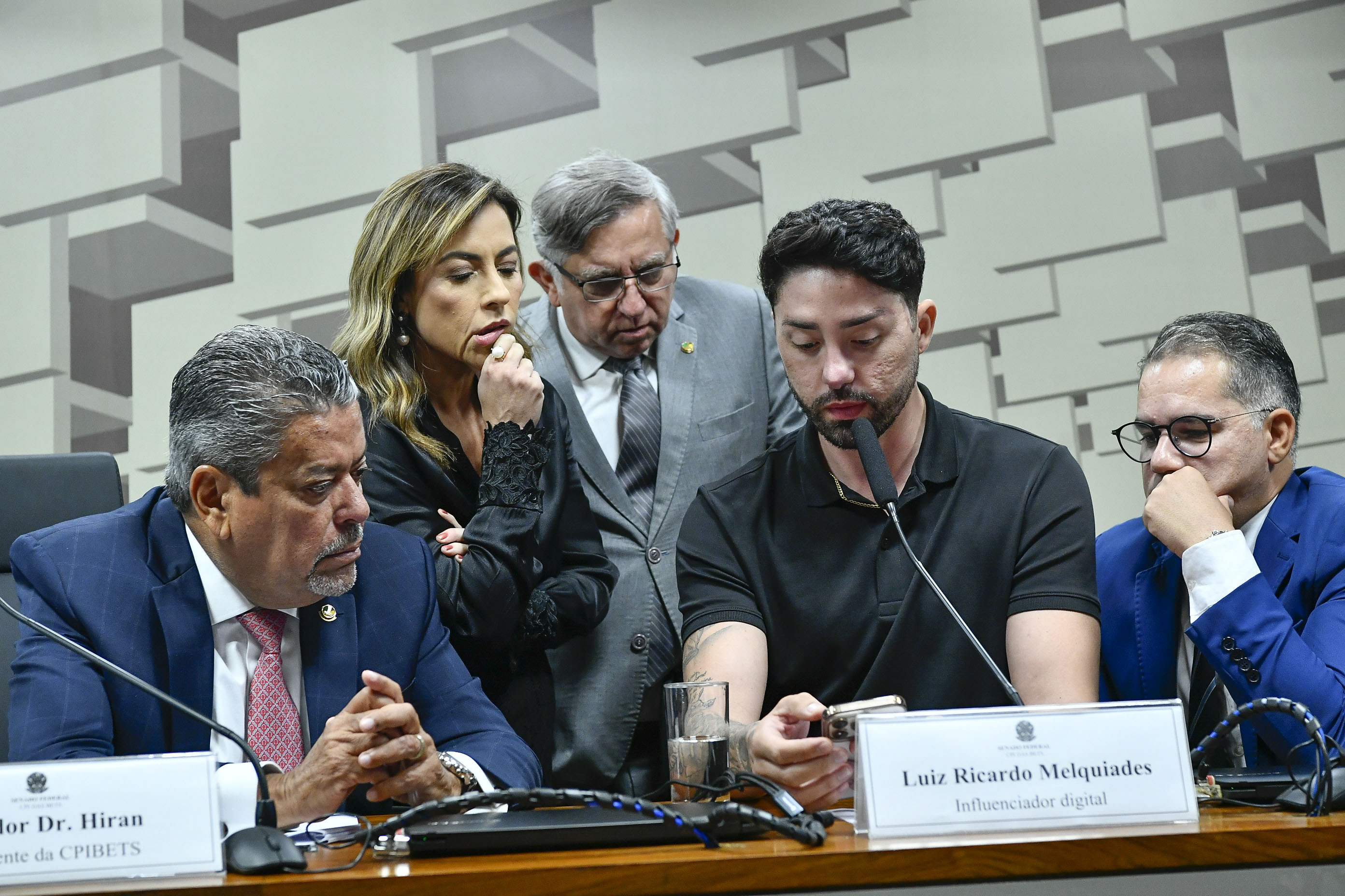 Pré-candidato a deputado, influencer promete ‘bolsa maconha’ e cirurgia plástica de graça