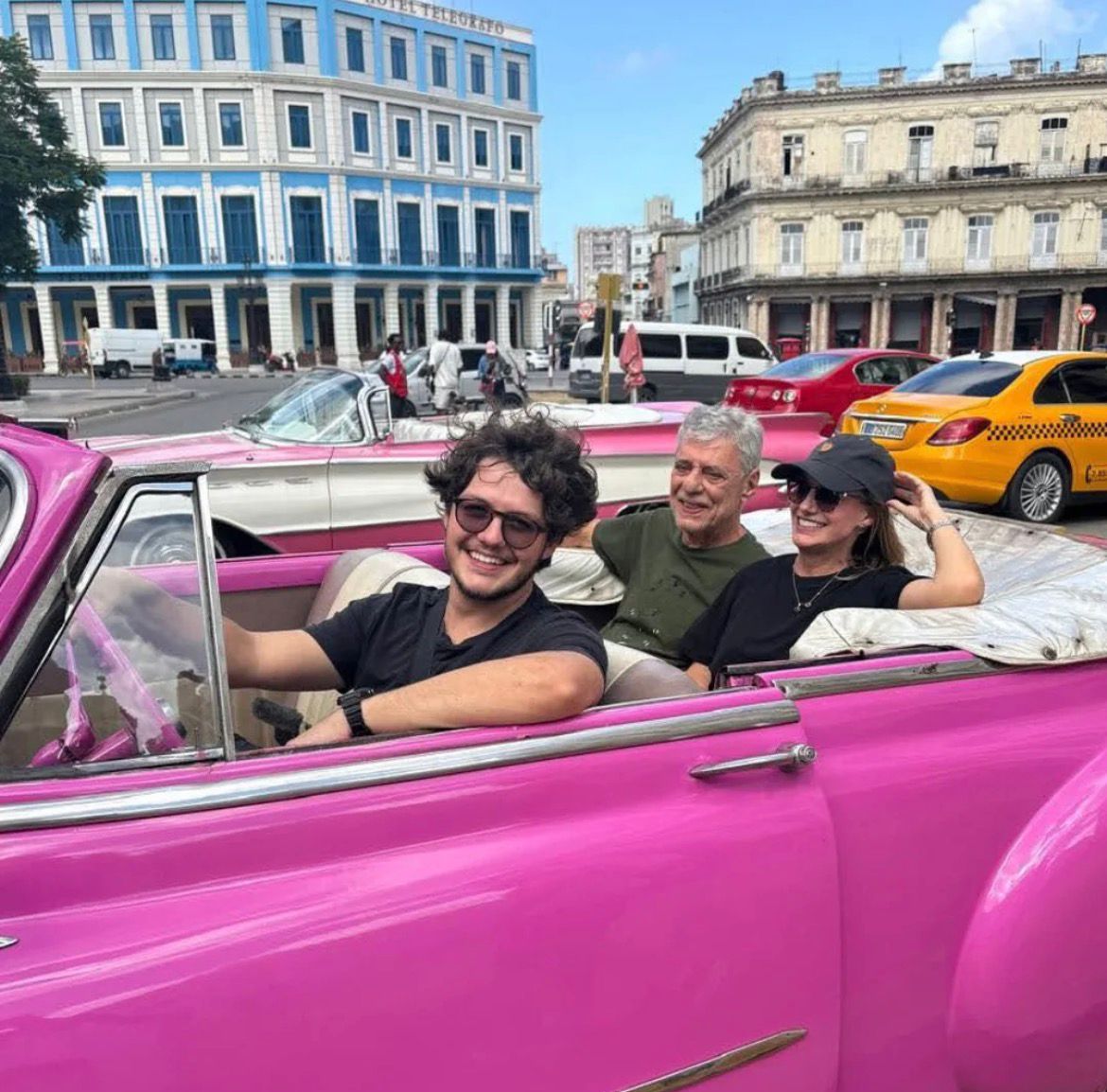 As ‘voltinhas’ de Chico Buarque em conversível rosa por Cuba