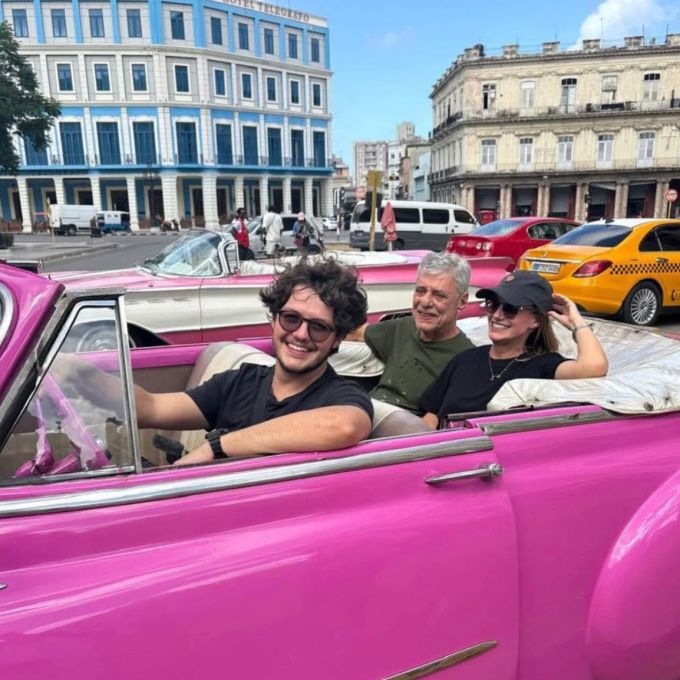As ‘voltinhas’ de Chico Buarque em conversível rosa por Cuba