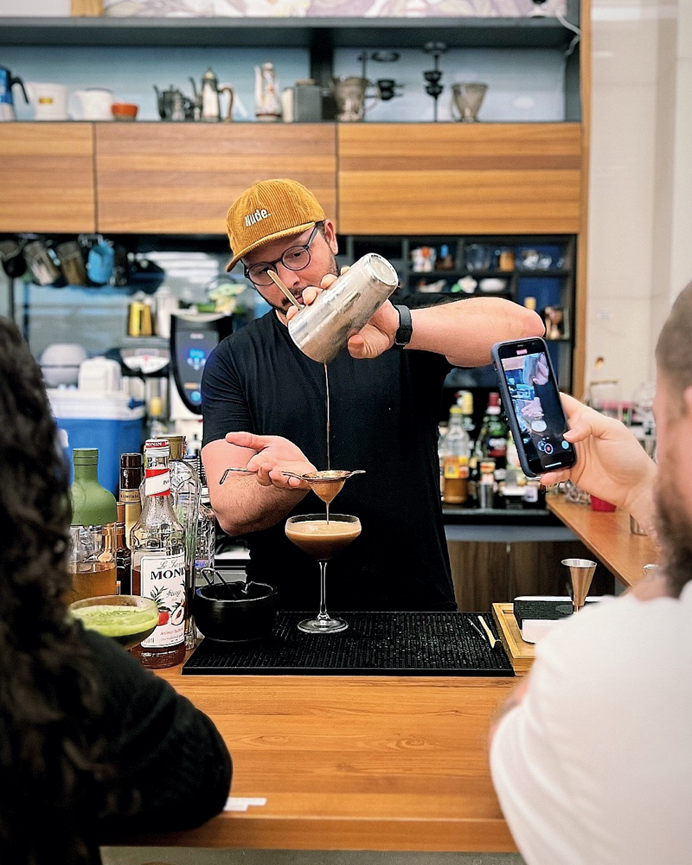 PARECE M&Aacute;GICA -&ensp;Barista da carioca Coffee Five: paladar gourmet faz bebida virar pura ci&ecirc;ncia