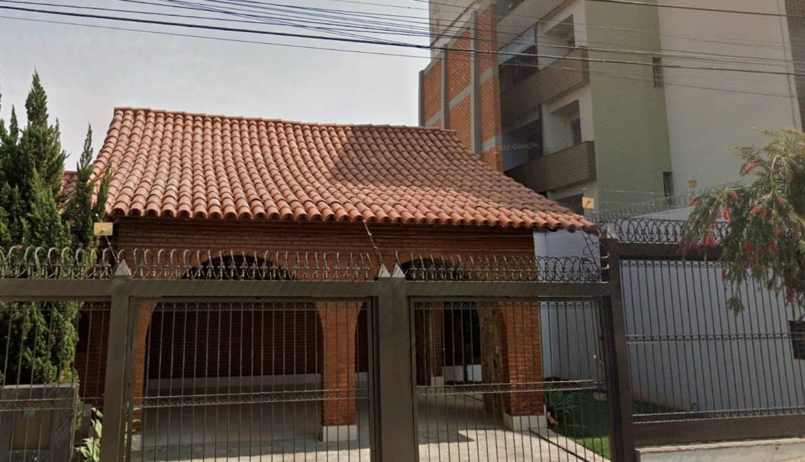 Muro construído em casa de MG para tapar visão do prédio vizinho viraliza na internet