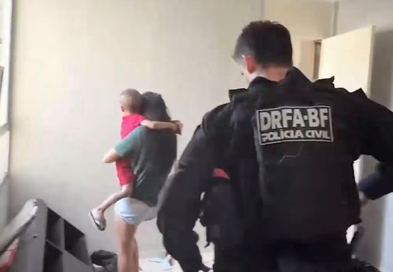 Mulher é mantida em cárcere privado por ex-namorado traficante no Rio; vítima teve cabelo raspado