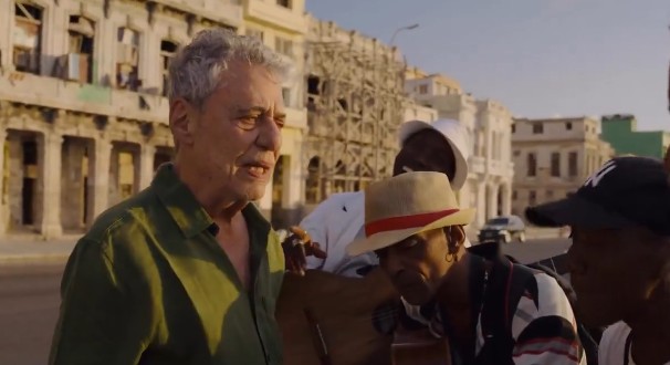 Chico Buarque surpreende em encontro inesperado nas ruas de Cuba