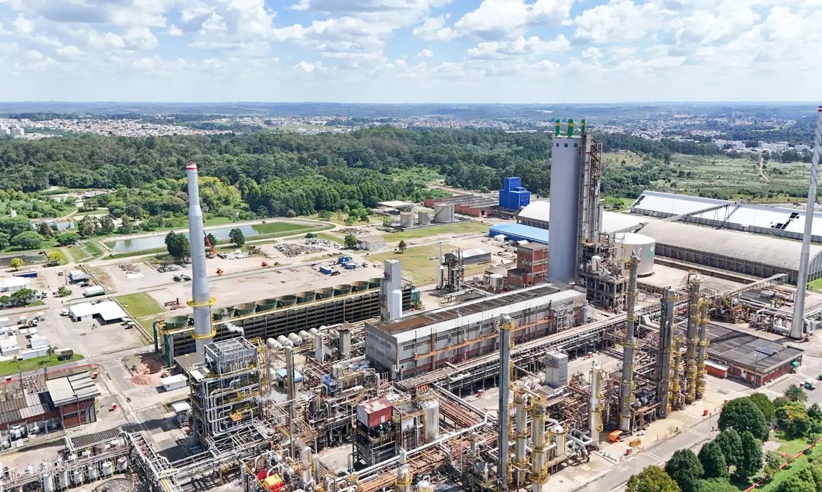 Em meio à crise dos fertilizantes, Petrobras volta a produzir ureia no Paraná após seis anos