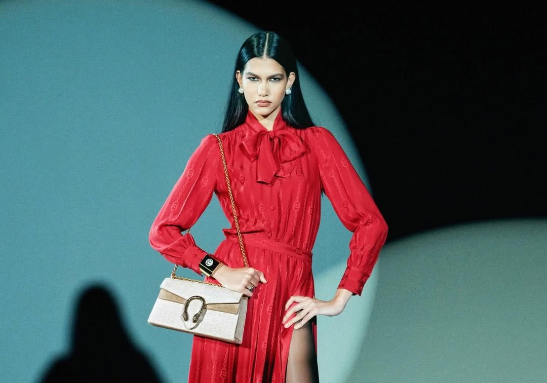 Conheça a modelo brasileira de origem indígena que estampa campanha da Gucci
