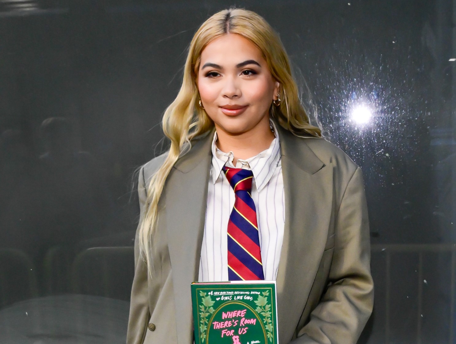 Ex-atriz da Disney, Hayley Kiyoko lança seu segundo livro sáfico