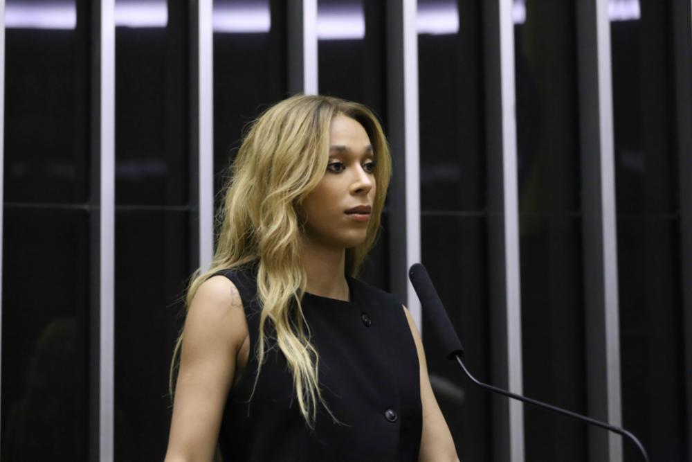 Juiz vê ‘perseguição política’ contra Erika Hilton e rejeita ação de ONG