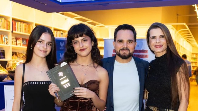 Luciano Camargo é pego de surpresa com livro de filha