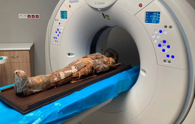 Exame de tomografia revela objeto guardado no peito de uma múmia infantil