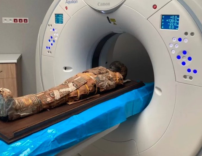 Exame de tomografia revela objeto guardado no peito de uma múmia infantil