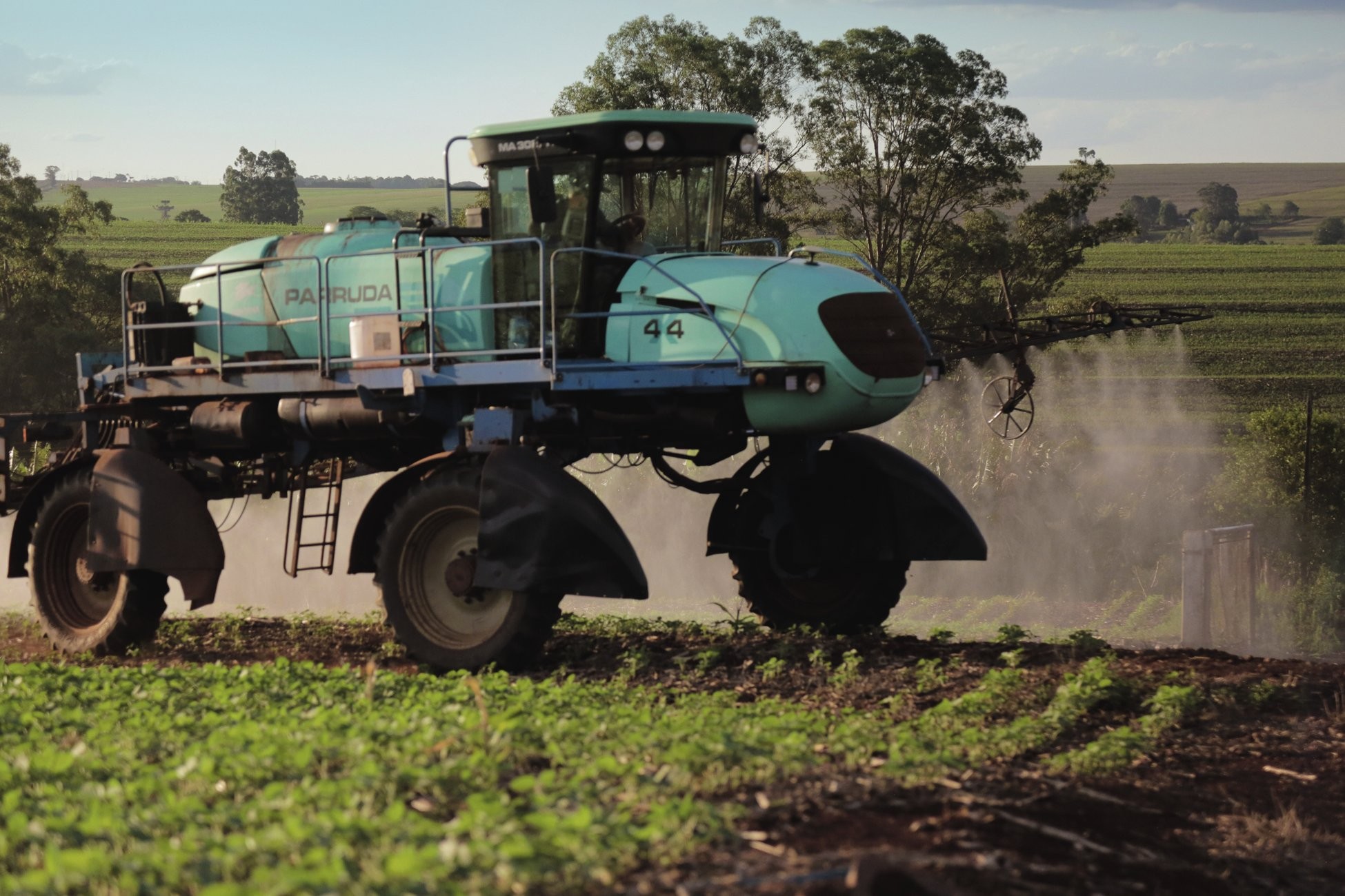 Pulverizador agr&iacute;cola: o agro sofre com a depend&ecirc;ncia de fertilizantes importados