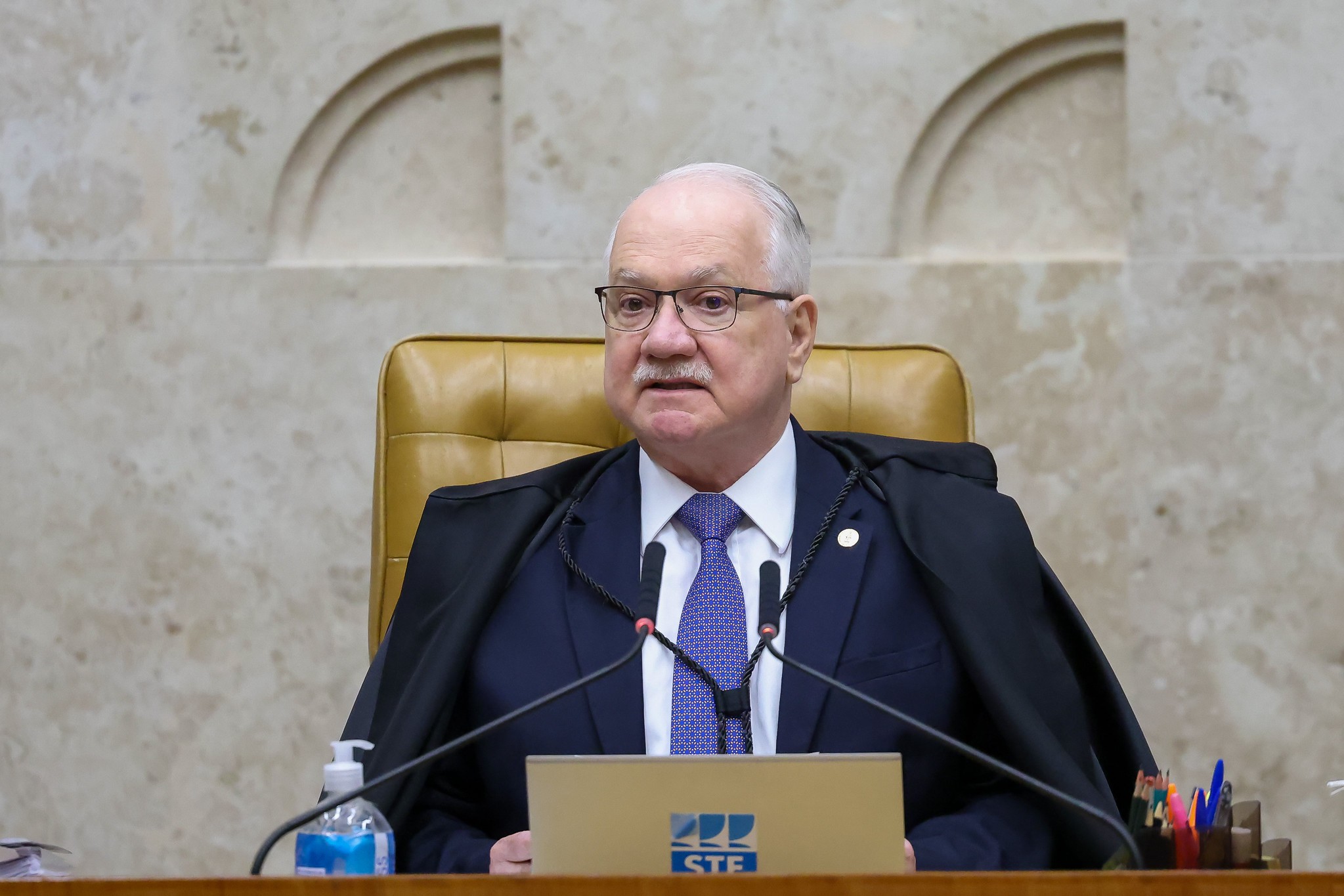 A reação de Edson Fachin, após Flávio Dino revelar ameaça em aeroporto
