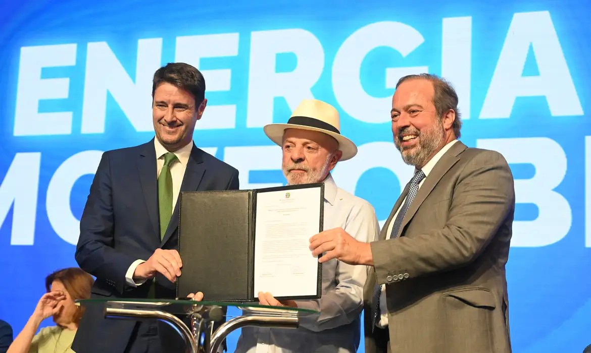 Governo renova contratos de energia em 13 estados; Enel fica de fora
