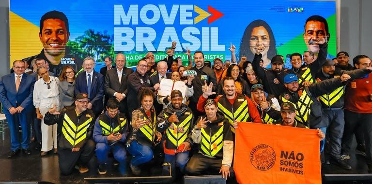 Motoristas de aplicativo reunidos para assinatura ado Move Brasil