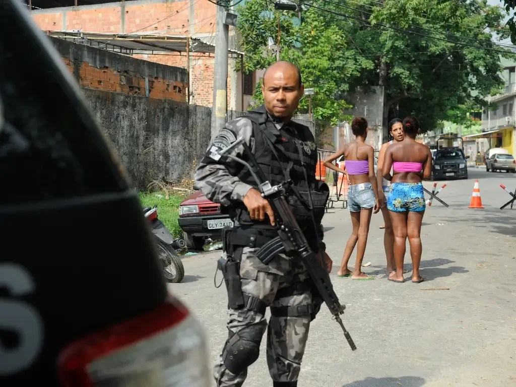 Operação da PM na Vila Kennedy fecha escolas e afeta unidades de saúde no Rio