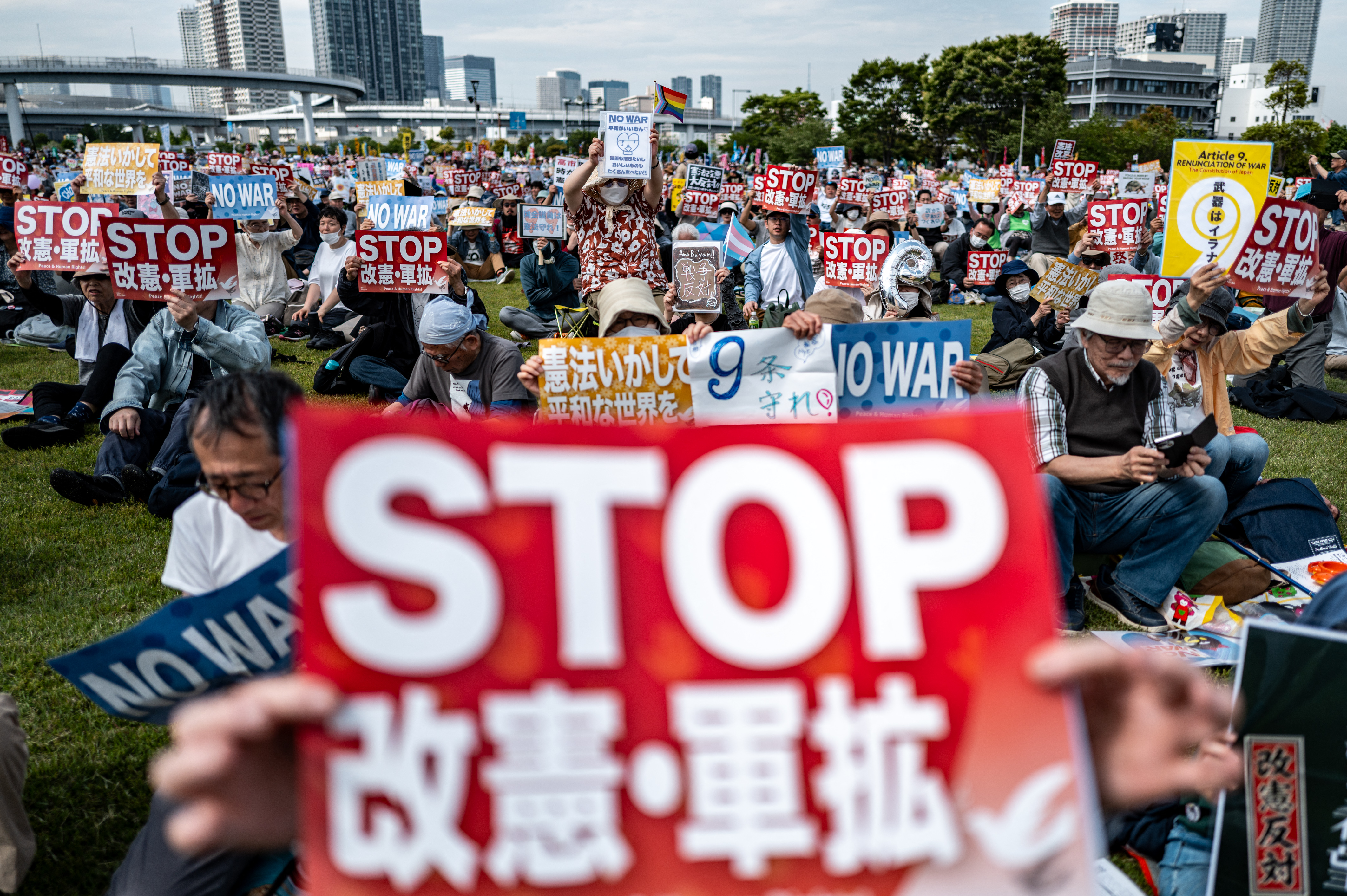 Após Japão se abrir ao mercado bélico, 50.000 vão às ruas em apoio a Constituição pacifista