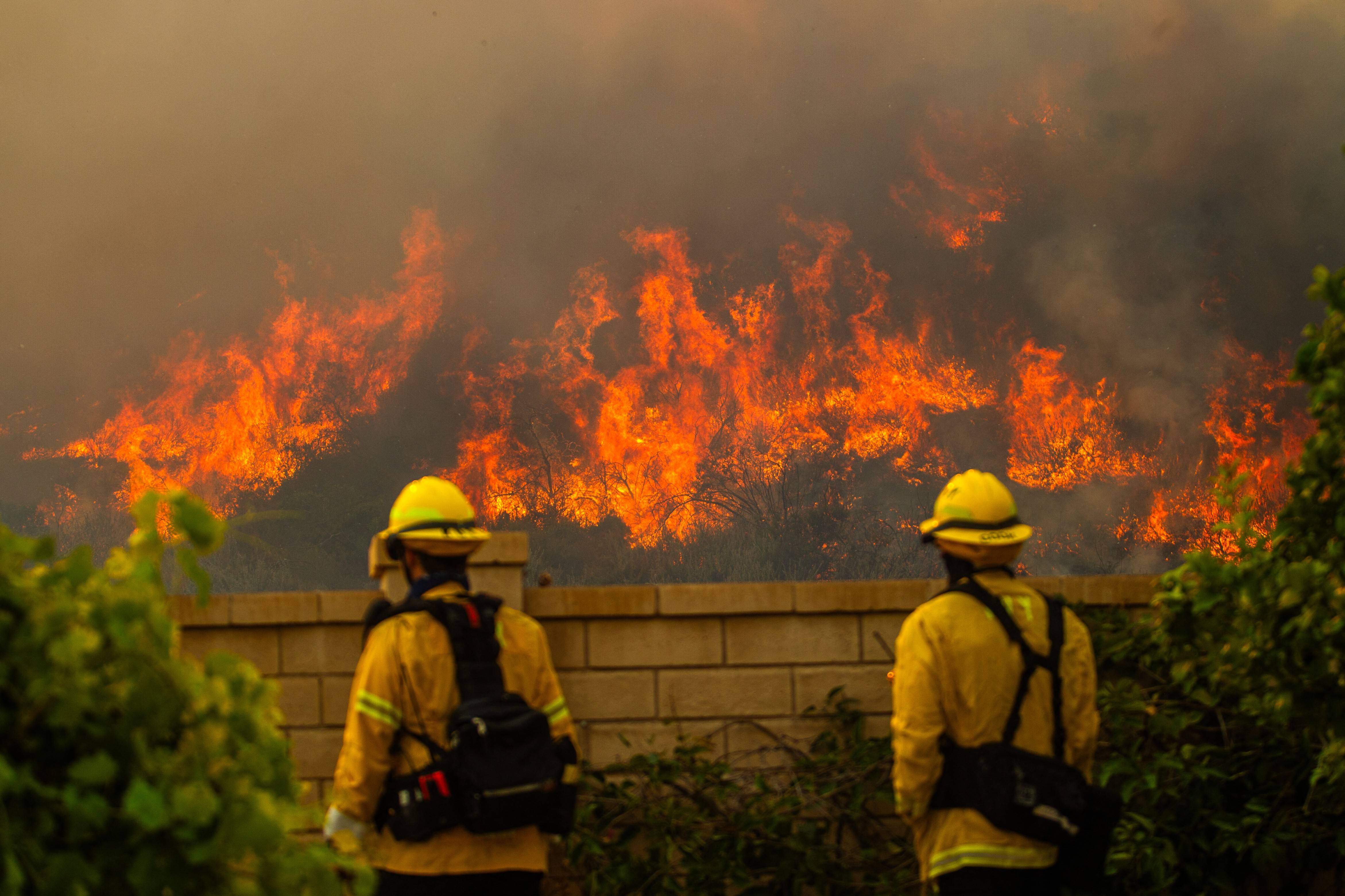 Vídeo: incêndio perto de Los Angeles obriga 29 mil pessoas a deixarem suas casas