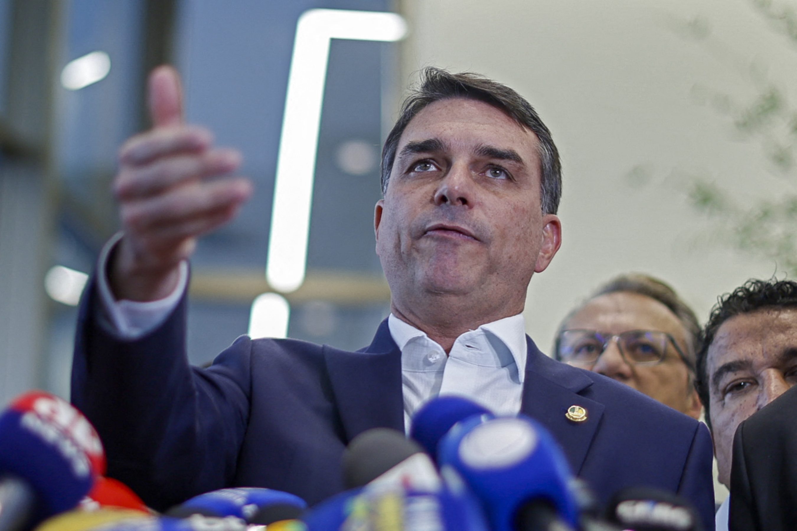 Embaixada do Brasil nos EUA ignora pedido de Flávio para conceder entrevista no local