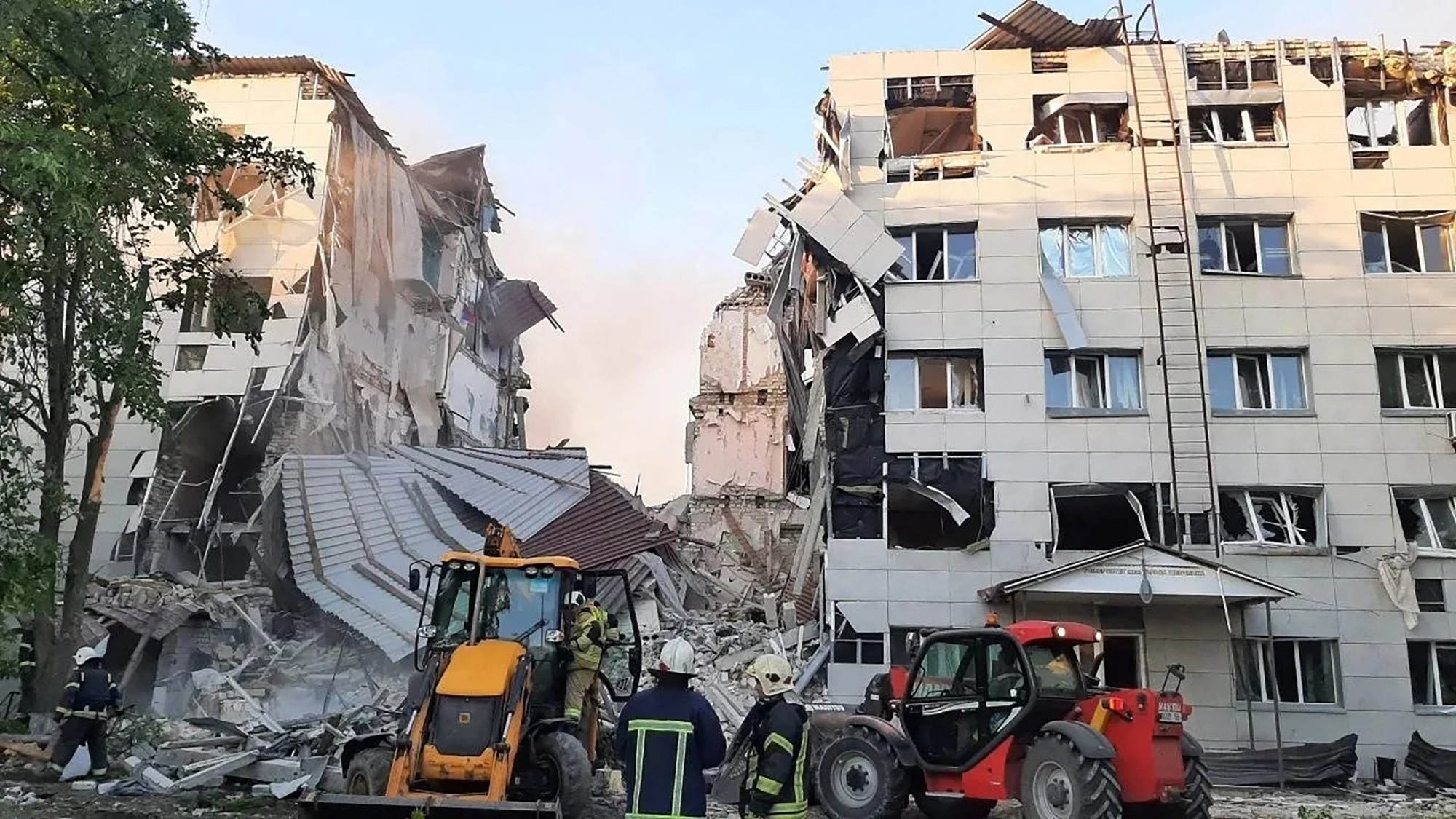 Rússia acusa Ucrânia de ataque a dormitório estudantil que matou 6; Kiev nega