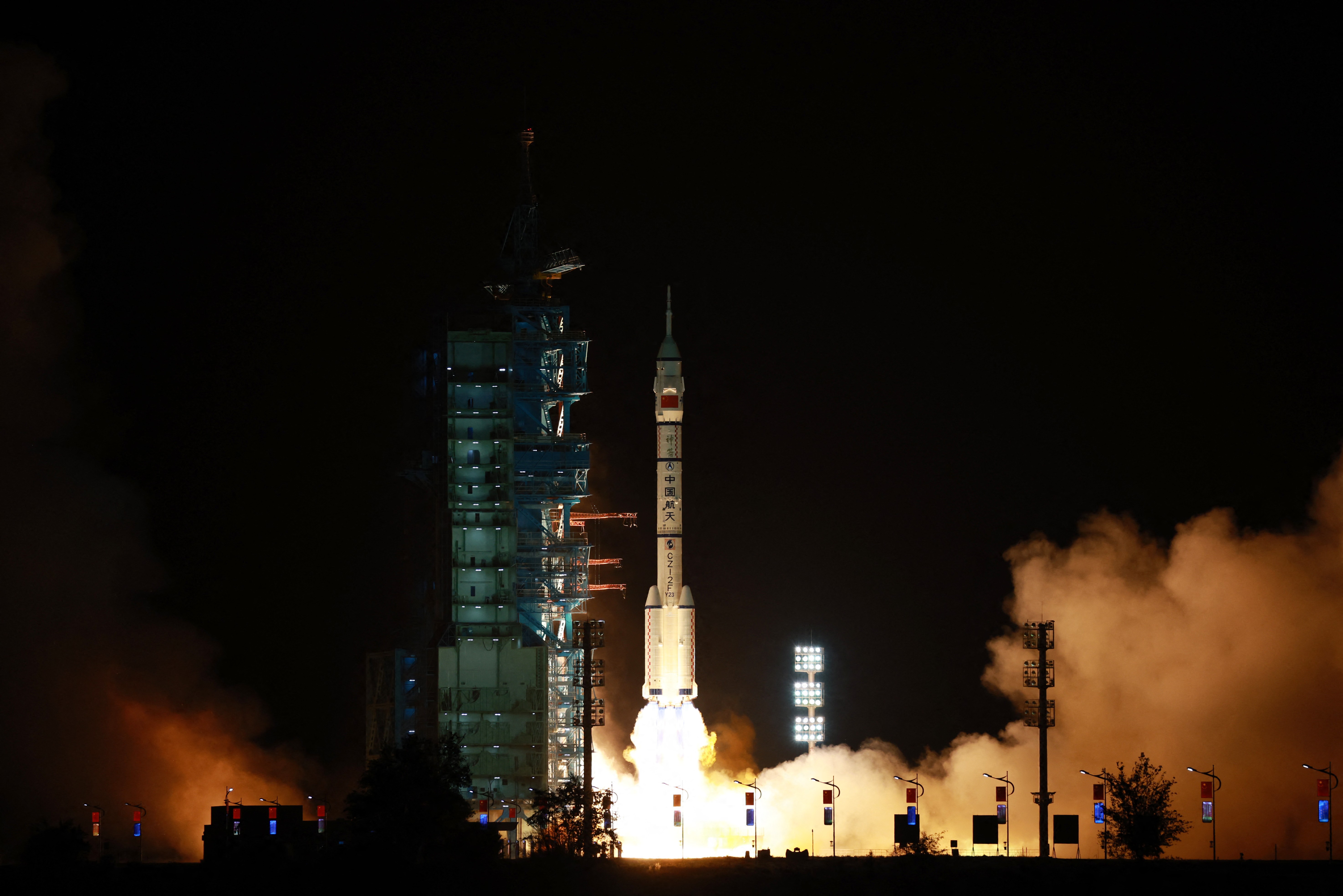 Com plano de alcançar a Lua, China envia astronauta para missão de um ano