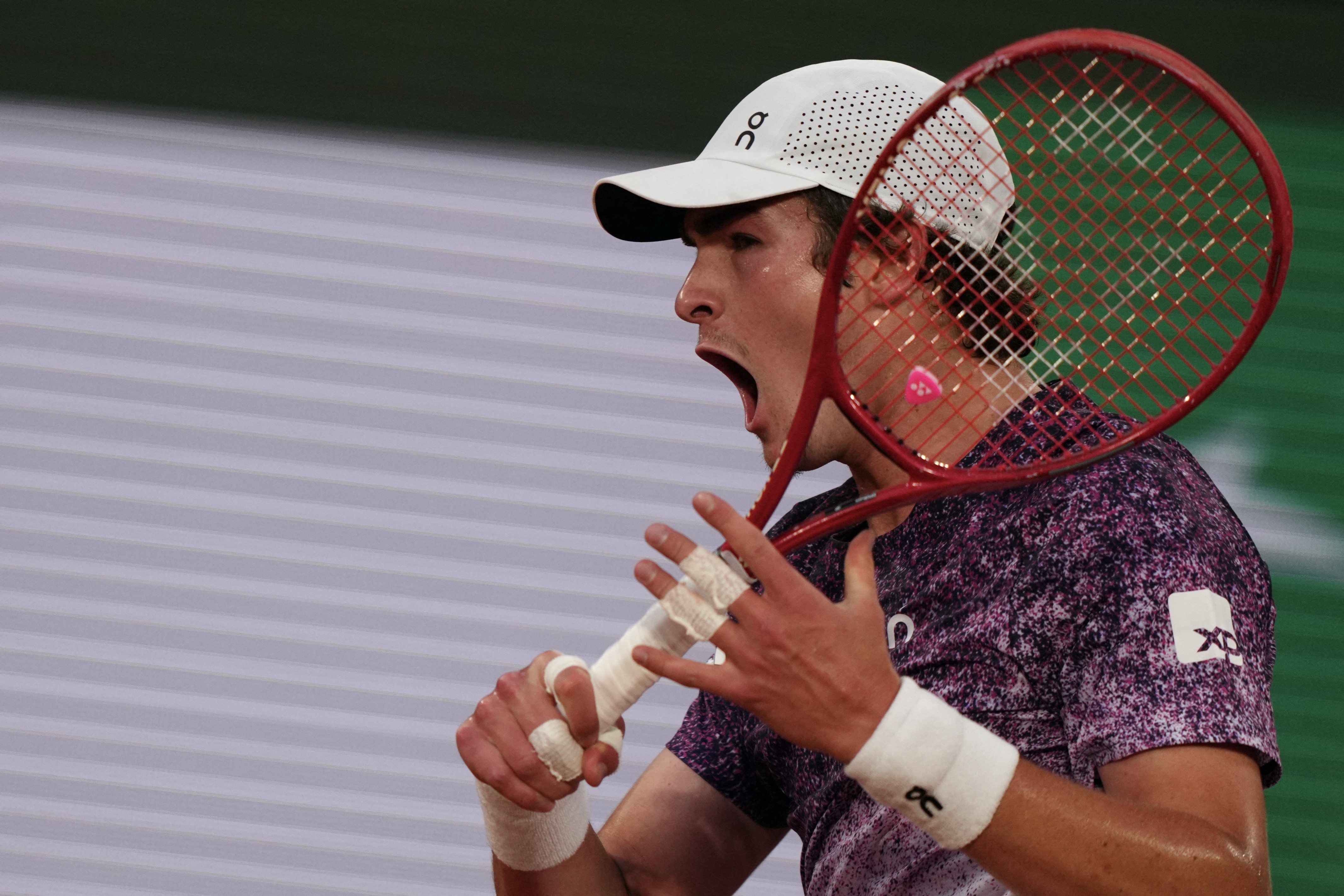 Sob olhares de Guga, João Fonseca supera Ruud e avança às quartas em Roland Garros