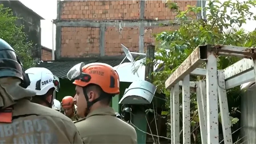Avião cai e deixa 1 morto na baixada fluminense