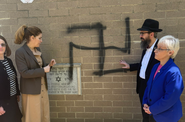 Grafites de suásticas e saudações nazistas são encontrados em sinagogas em Nova York