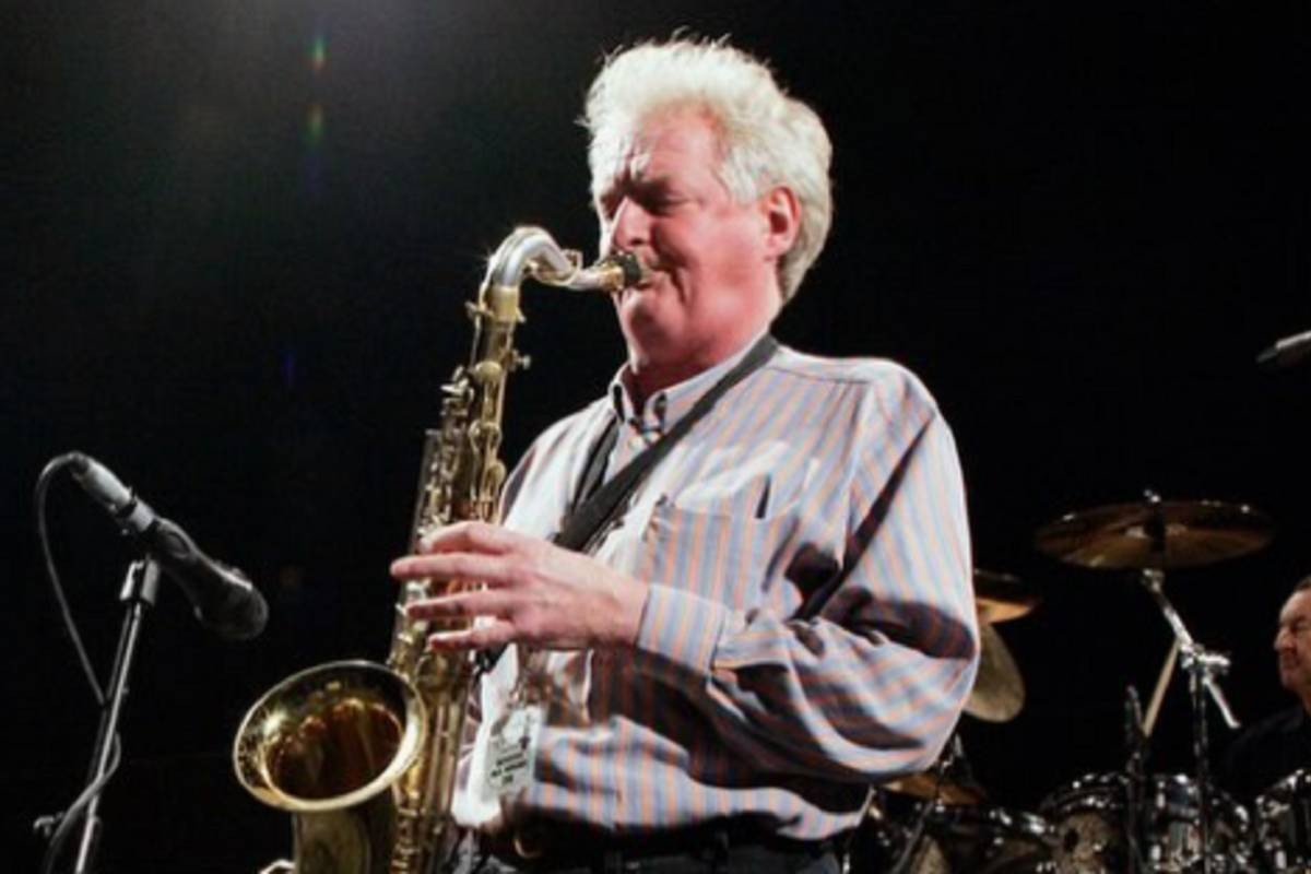 Morre Dick Parry, saxofonista histórico do Pink Floyd, aos 83 anos