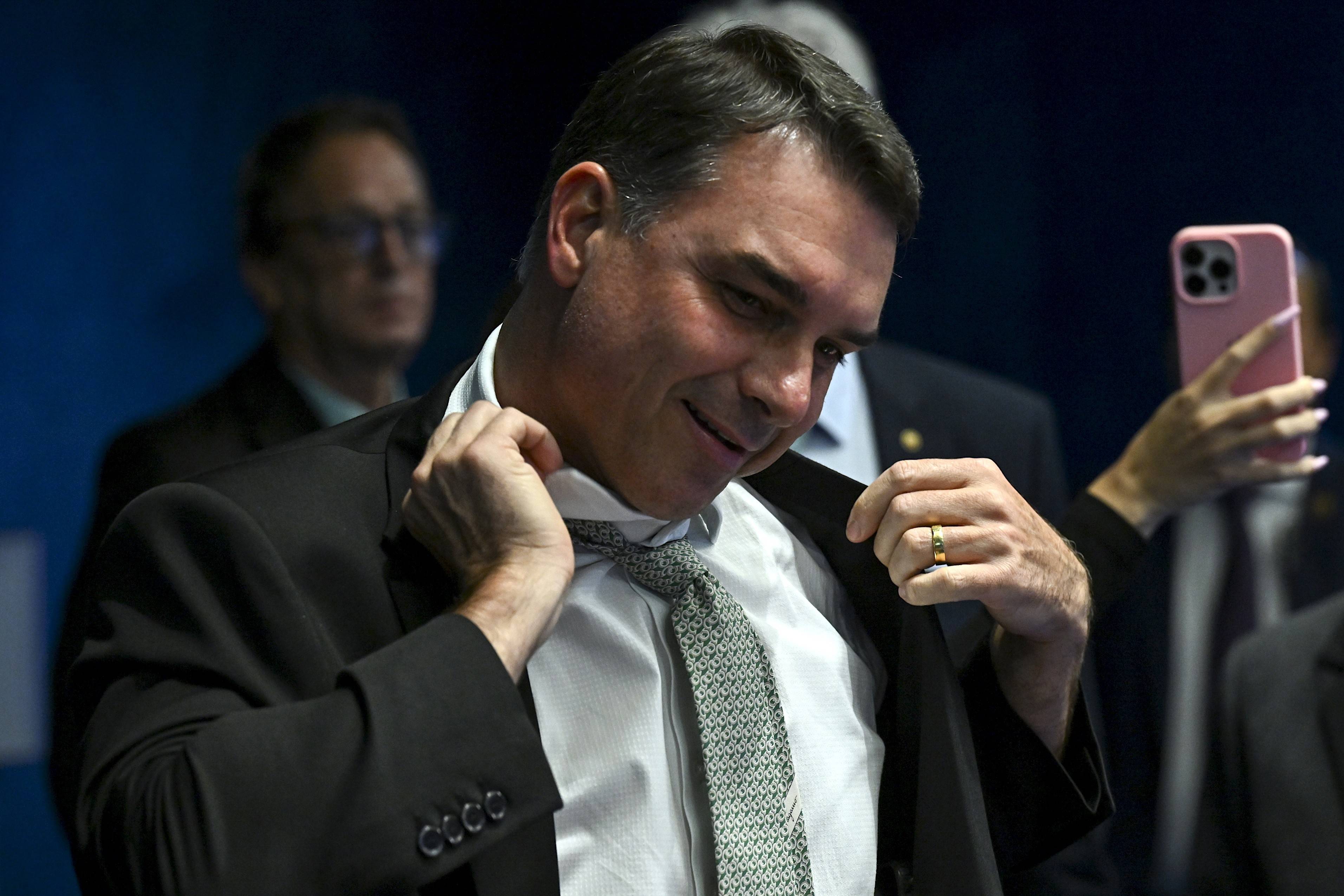Revelação ‘Flávio Bolsonaro-Vorcaro’ faz Centrão avaliar ficar em cima do muro