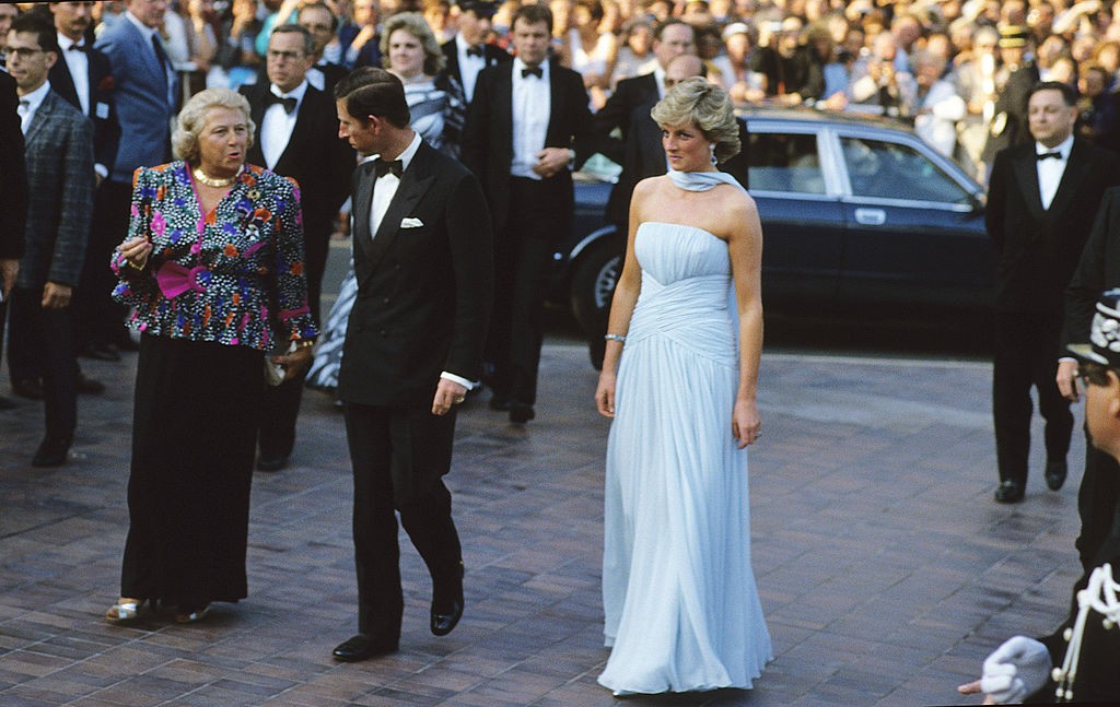 Diana em Cannes em 1987: uma das imagens fashion mais ic&ocirc;nicas da princesa de Gales