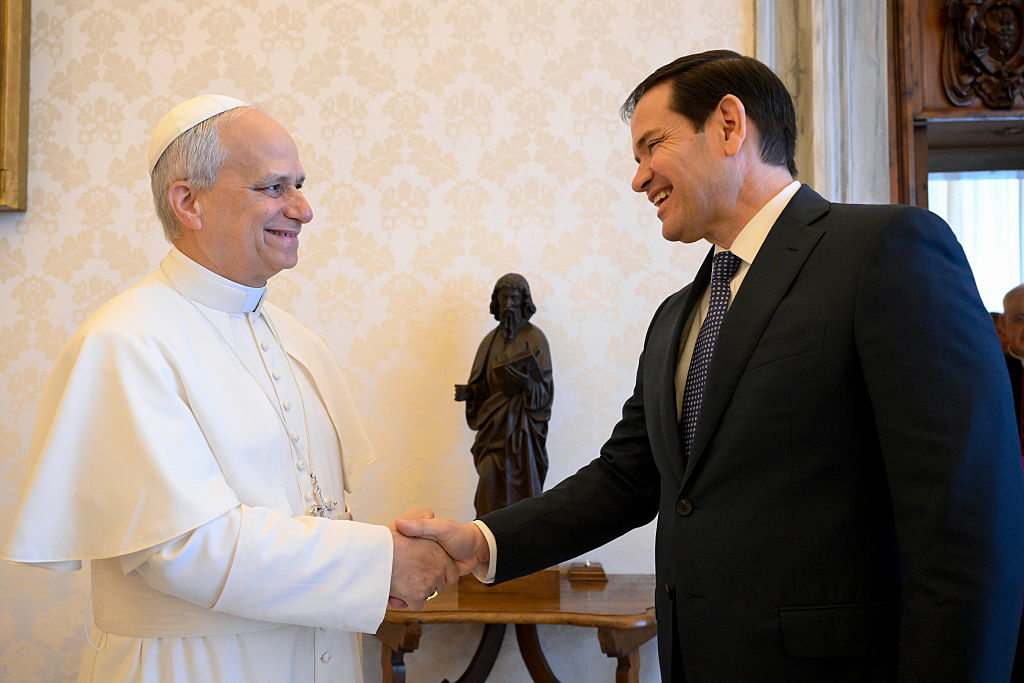 Secretário de Trump vai visitar o Vaticano em meio a tensão com o papa Leão XIV e Meloni